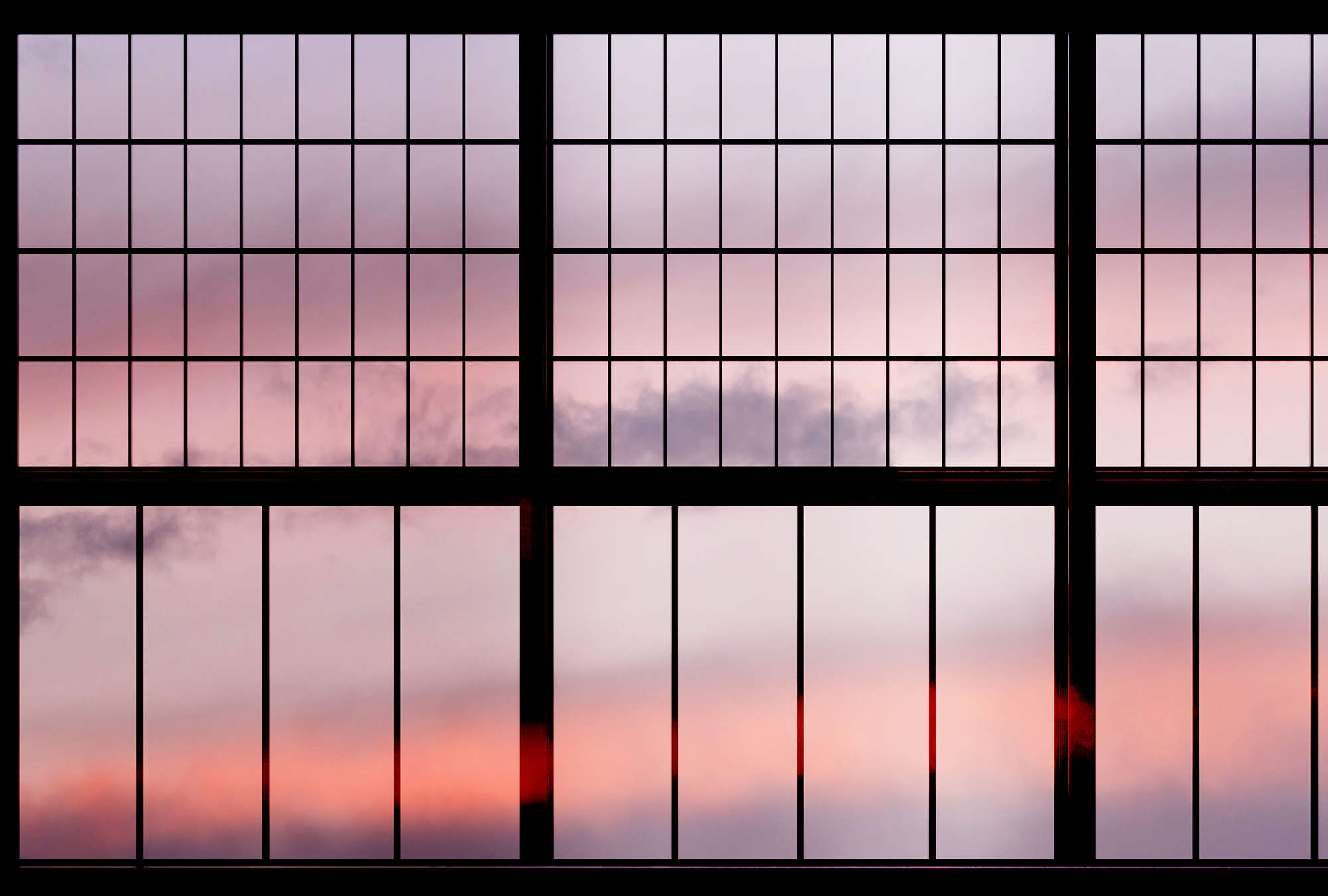             Sky 1 - Fototapete Fenster Ausblick Sonnenaufgang – Rosa, Schwarz | Perlmutt Glattvlies
        