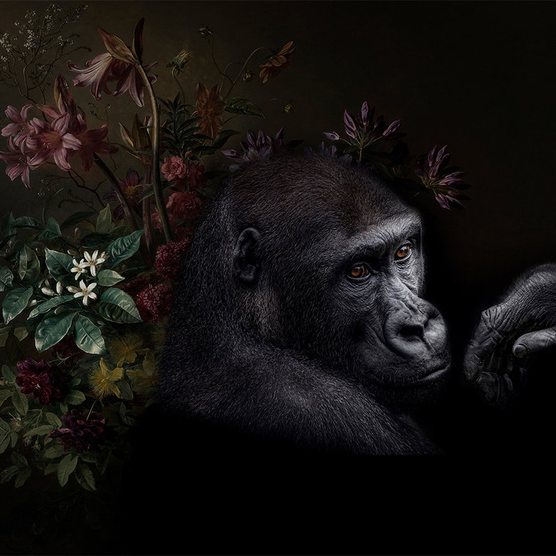 Fototapete Gorilla Portrait mit Blumen – Walls by Patel
