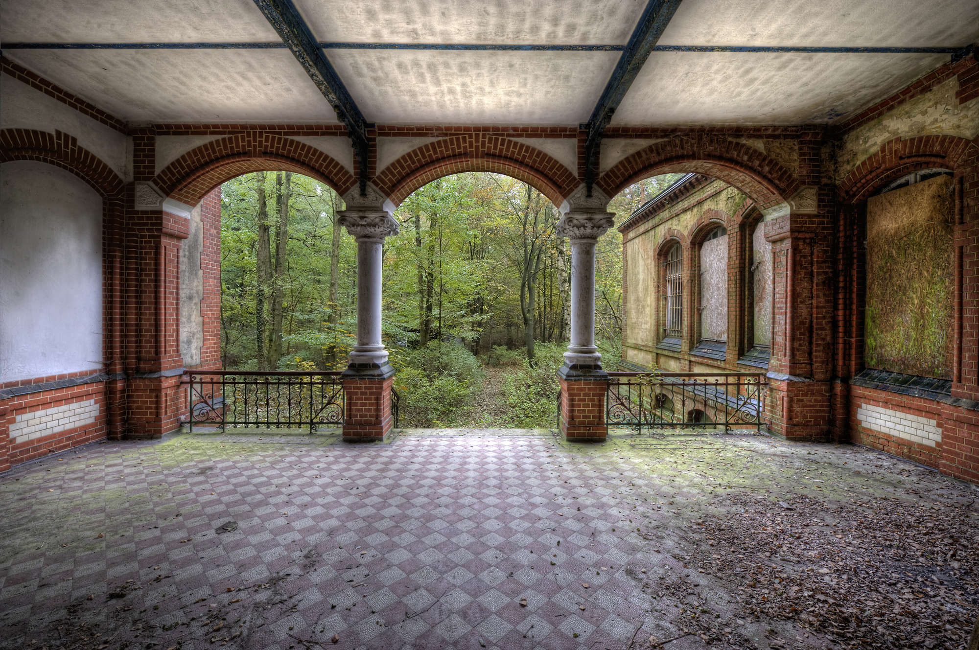             Vintage Fototapete alte Villa Eingang auf Perlmutt Glattvlies
        
