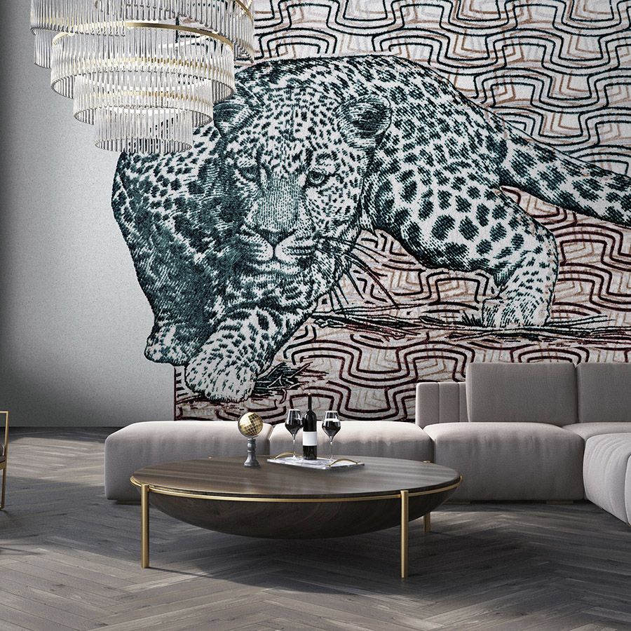 Fototapete »yugana« - Leopard vor abstraktem Muster – Kraftpapier-Struktur | Glattes, leicht perlmutt-schimmerndes Vlies
