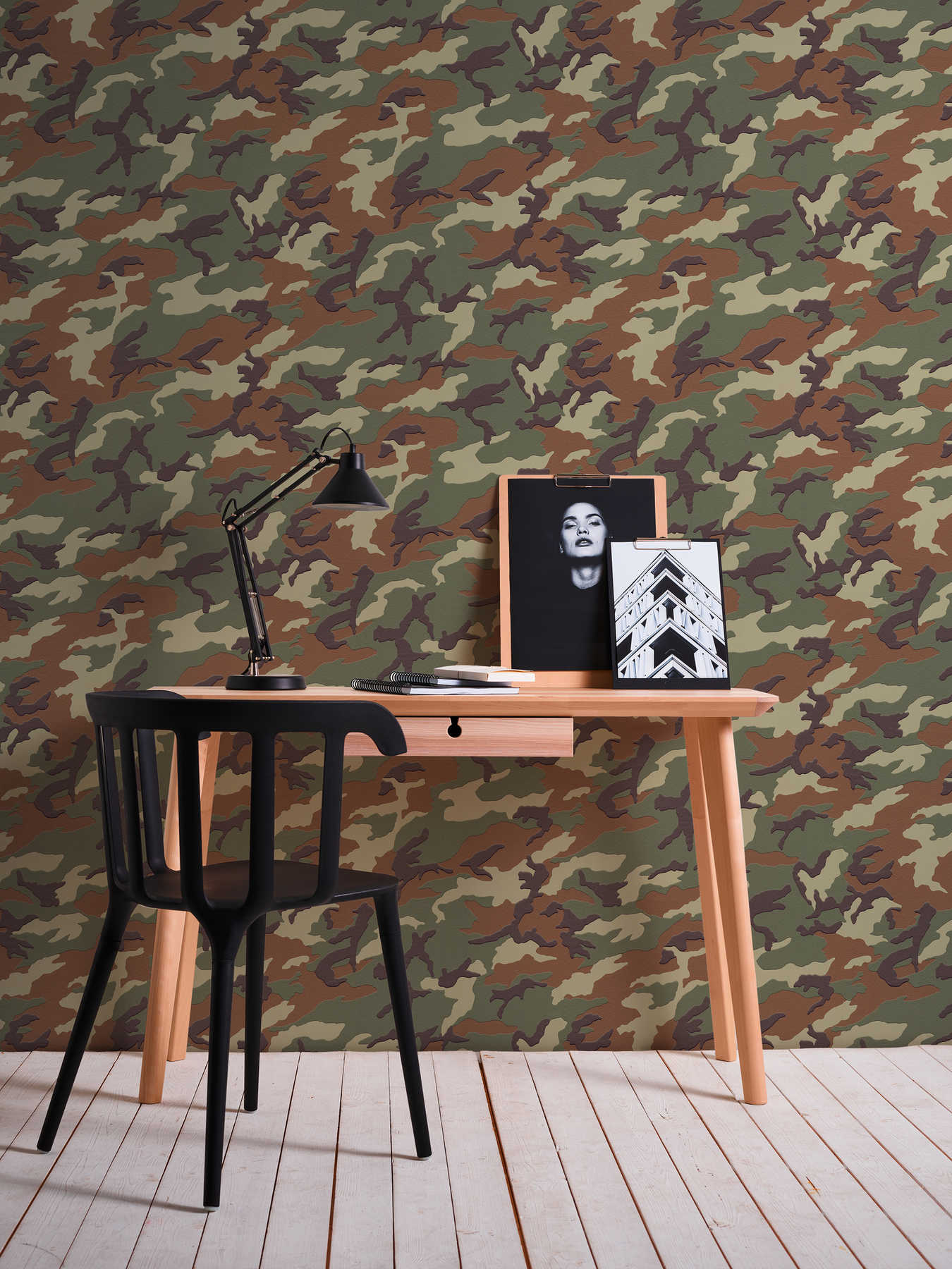             Tarnmuster Tapete mit Camouflage Design – Grün, Braun
        