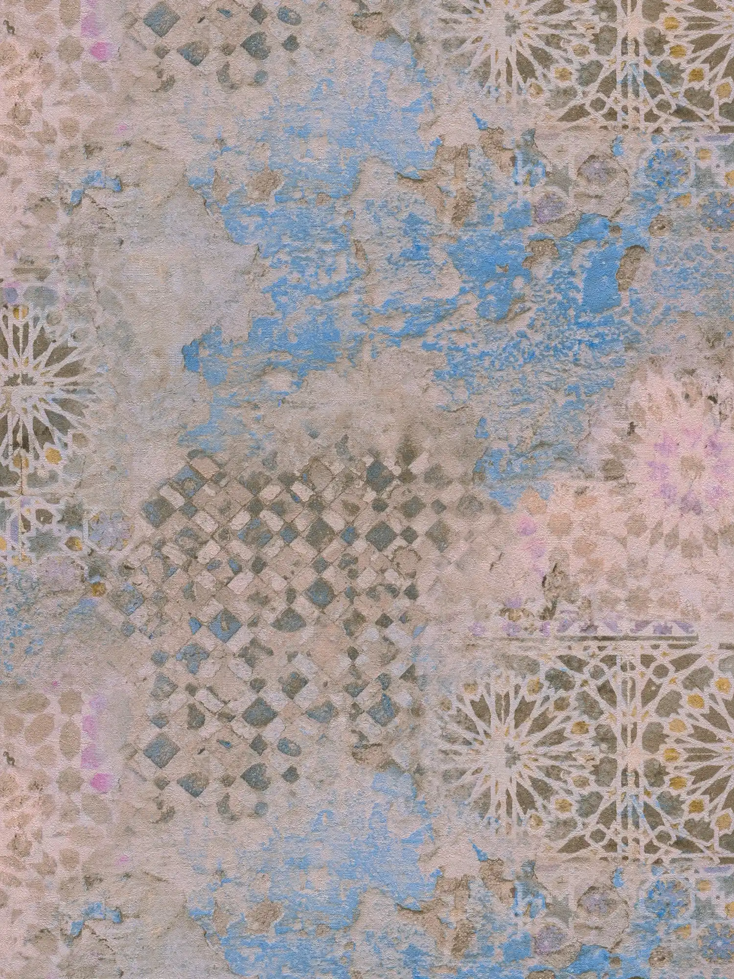         Bunte Mosaik Tapete mit rustikaler Wandoptik – Beige, Blau, Braun
    