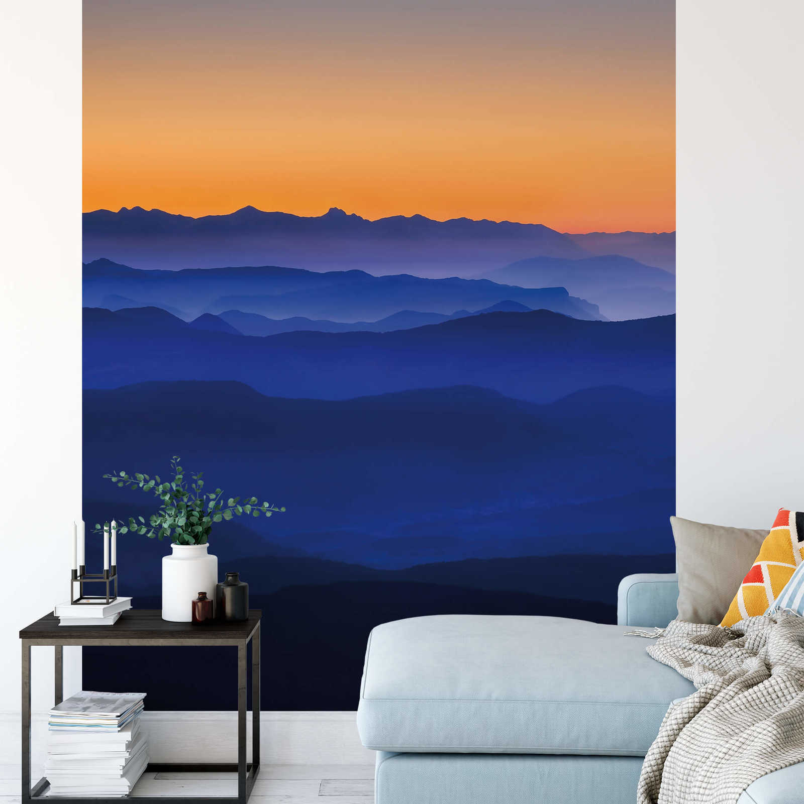             Fototapete Berge in Dämmerung – Blau, Orange, Gelb
        