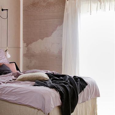 Schlafzimmer mit dezenter Fototapetenwand mit Wolken Motiv DD113782