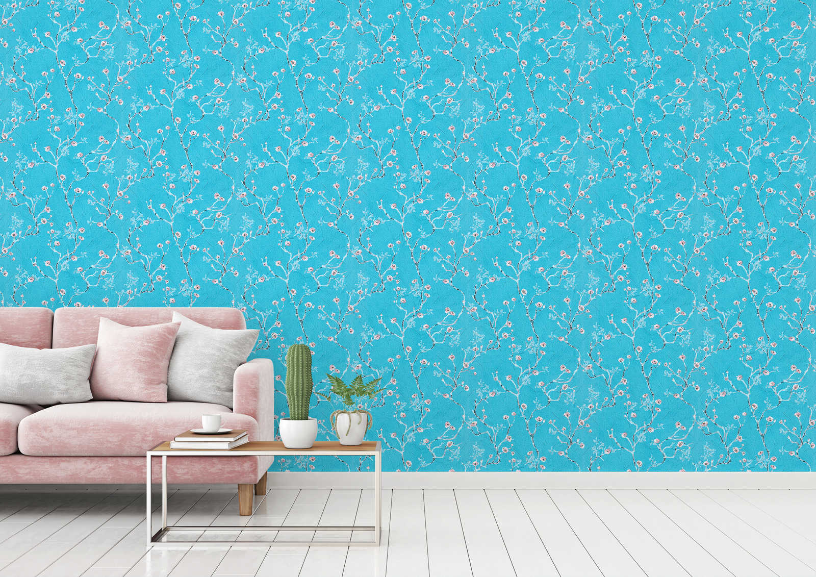             Blaue Tapete mit Kirschblüten Muster im Japan Stil
        