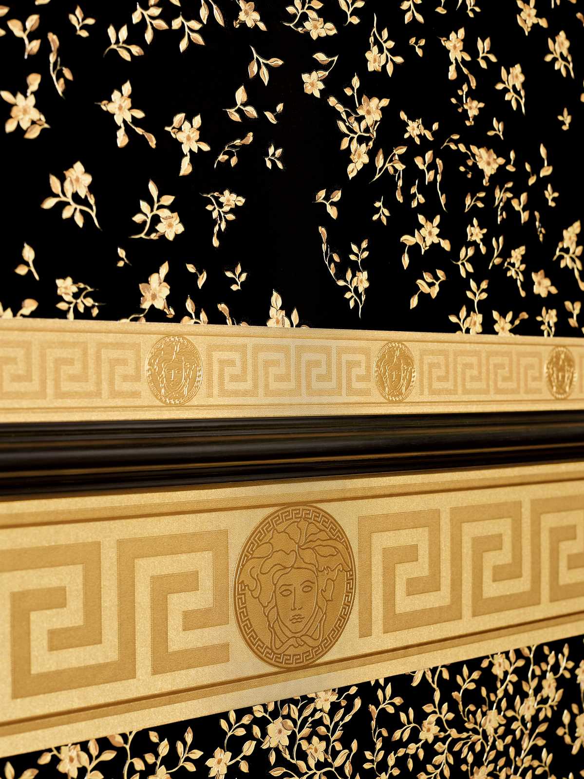             Goldene VERSACE Tapetenbordüre Medusa Design – Metallic
        