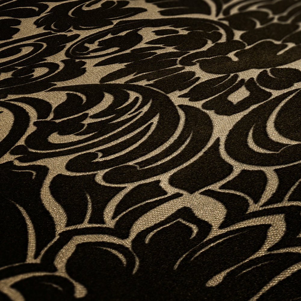             Barock Tapete mit textiler Haptik & Gold-Effekt – Schwarz
        