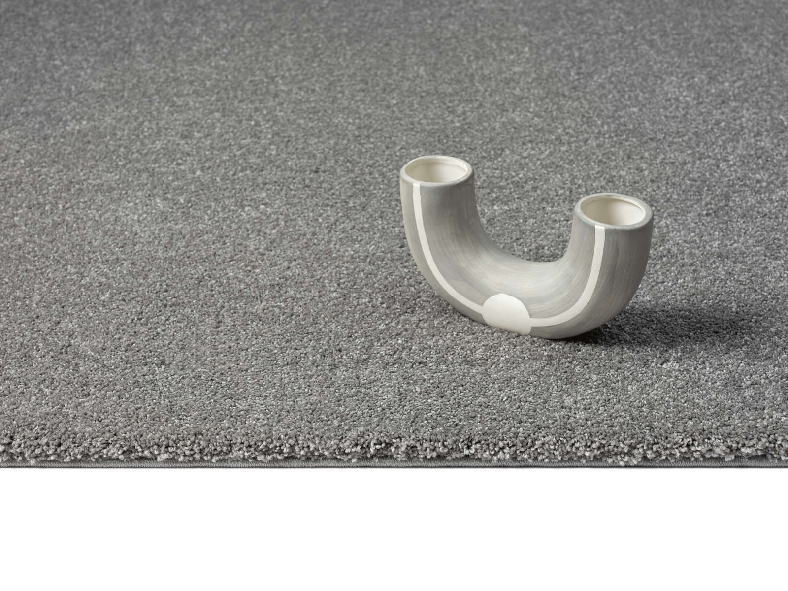             Flauschiger Kurzflor Teppich in Grau – 200 x 140 cm
        