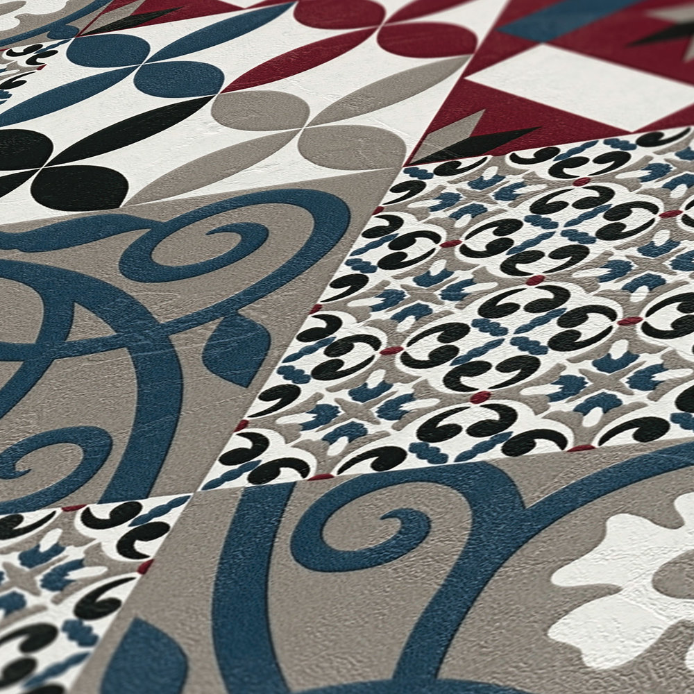             Fliesen-Tapete Mosaik & Blumenmuster – Schwarz, Rot, Blau
        