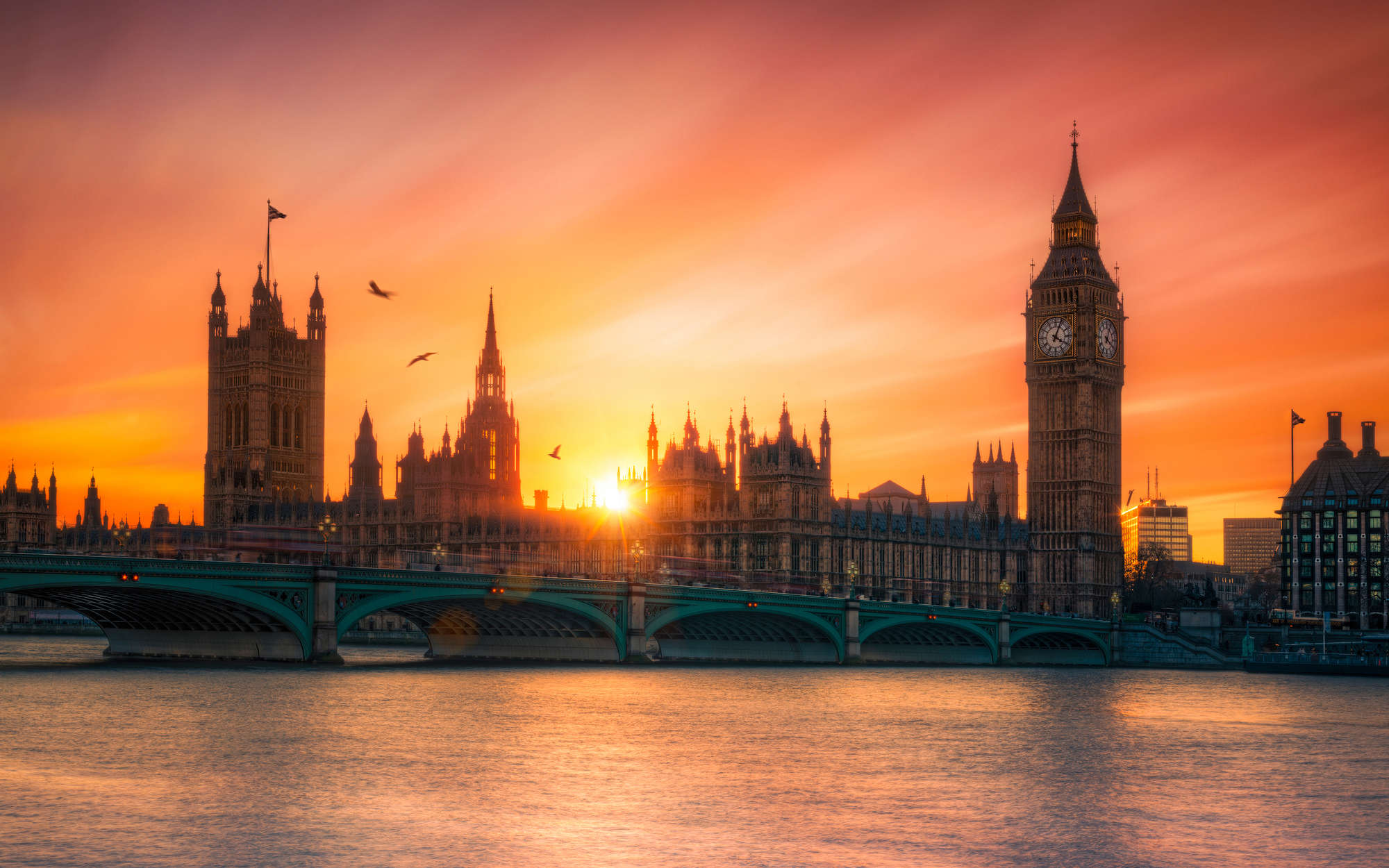             Fototapete London Skyline im Sonnenuntergang – Perlmutt Glattvlies
        