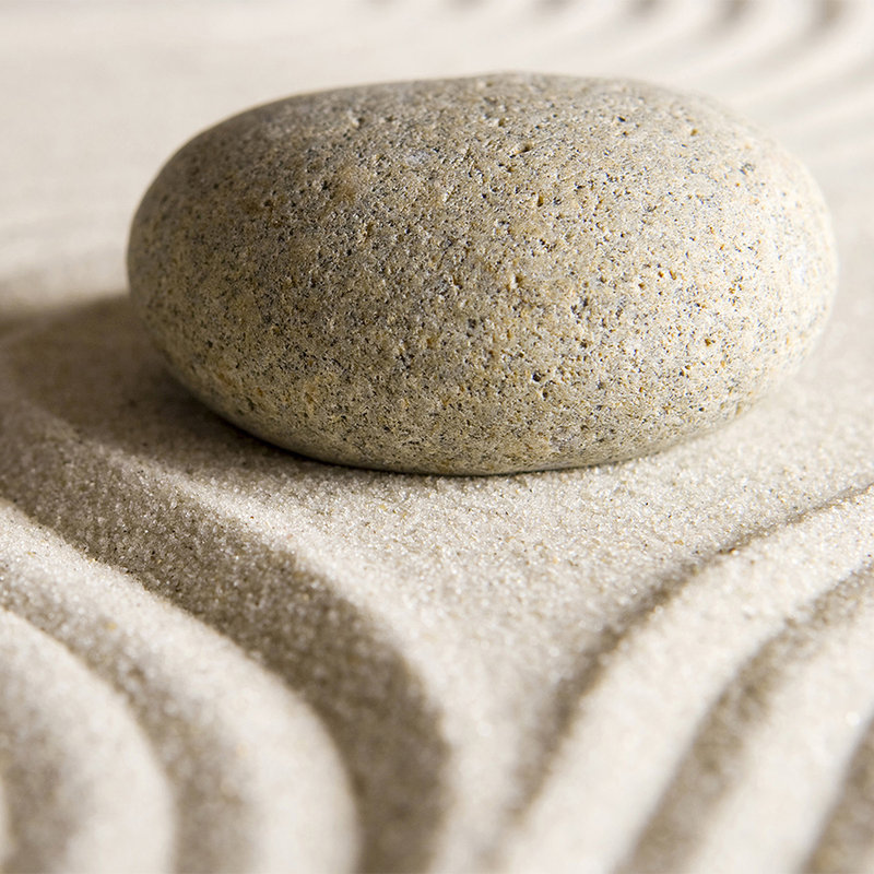         Fototapete Muster im Sand mit Stein – Premium Glattvlies
    