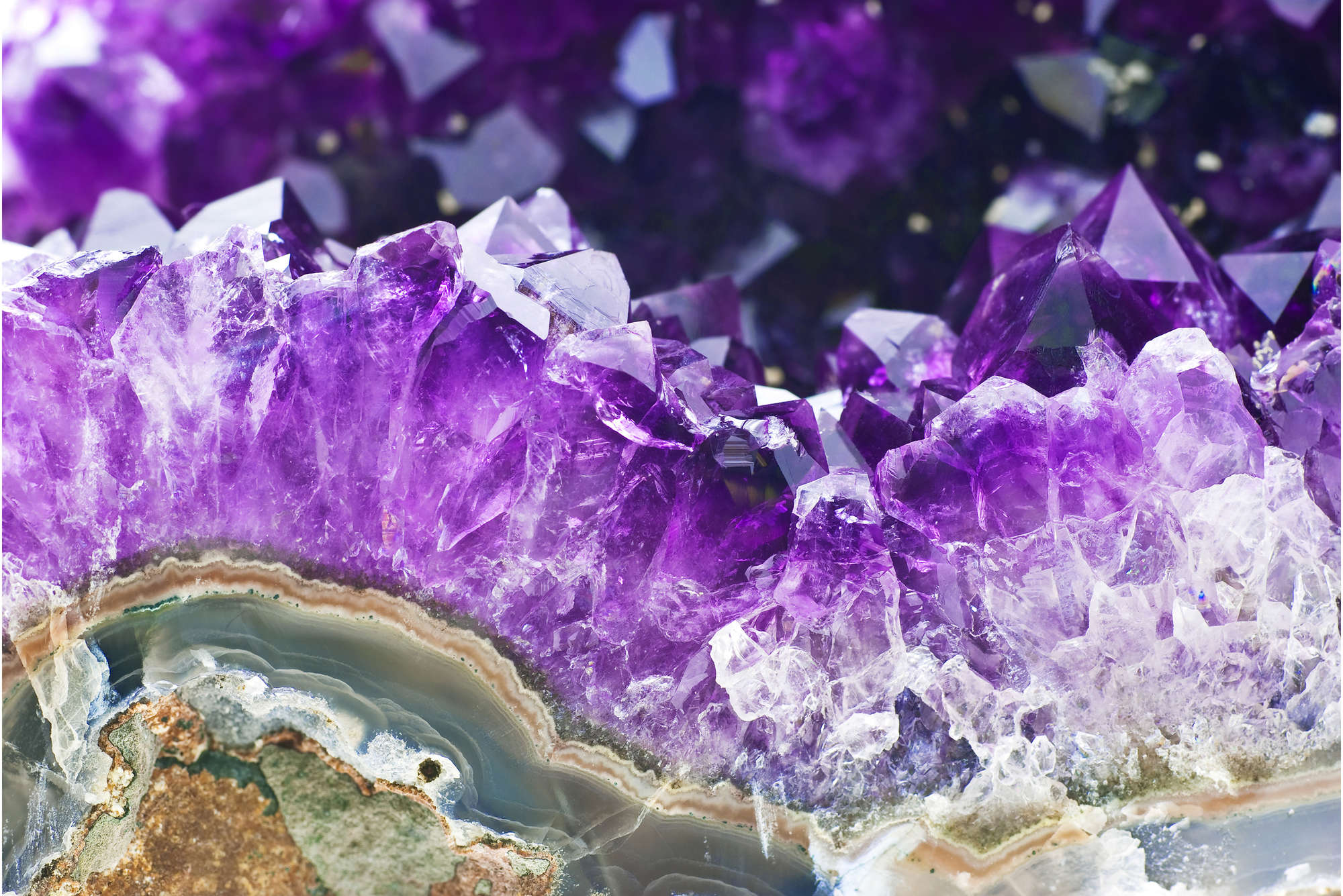             Fototapete Amethyst und Kristalle in Lila – Perlmutt Glattvlies
        