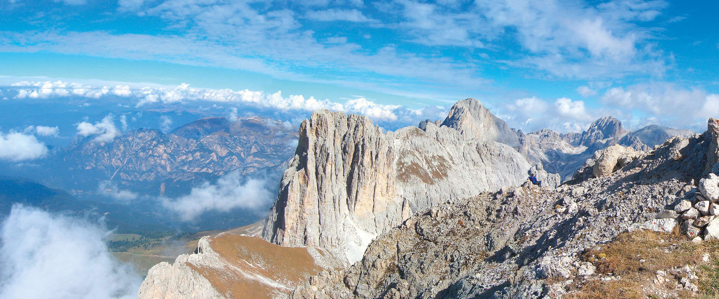             Berggipfel – Fototapete mit Bergpanorama & Wolkendecke
        