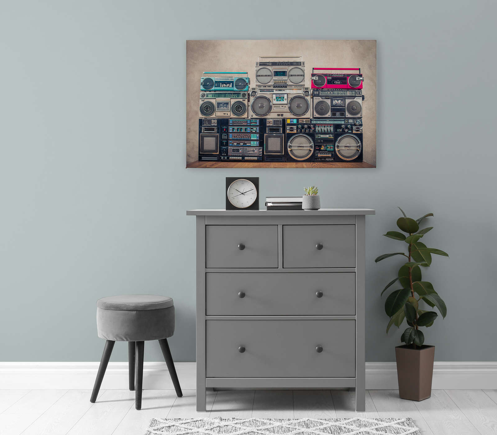             Leinwandbild Radios auf Holztisch vor Wand – 0,90 m x 0,60 m
        