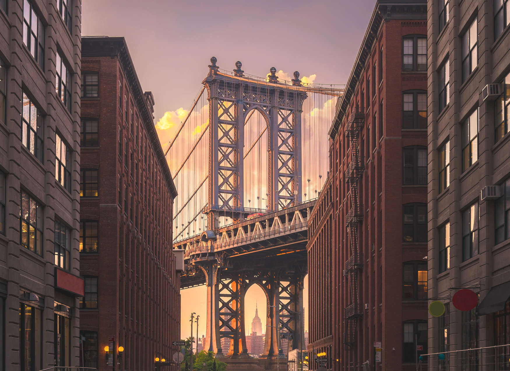             Brooklyn Bridge aus Straßenansicht – Braun, Grau
        