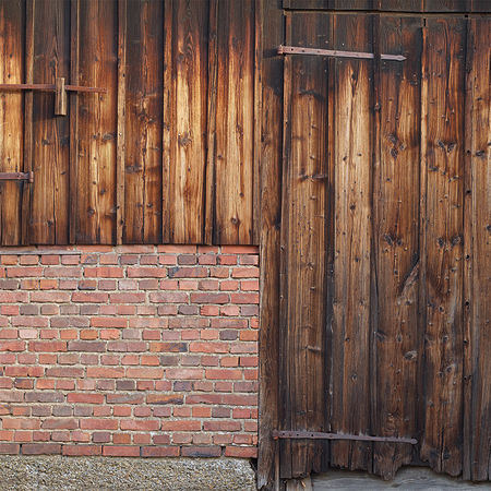 Fototapete rote Ziegelmauer mit Holzplanken und Scheunentor
