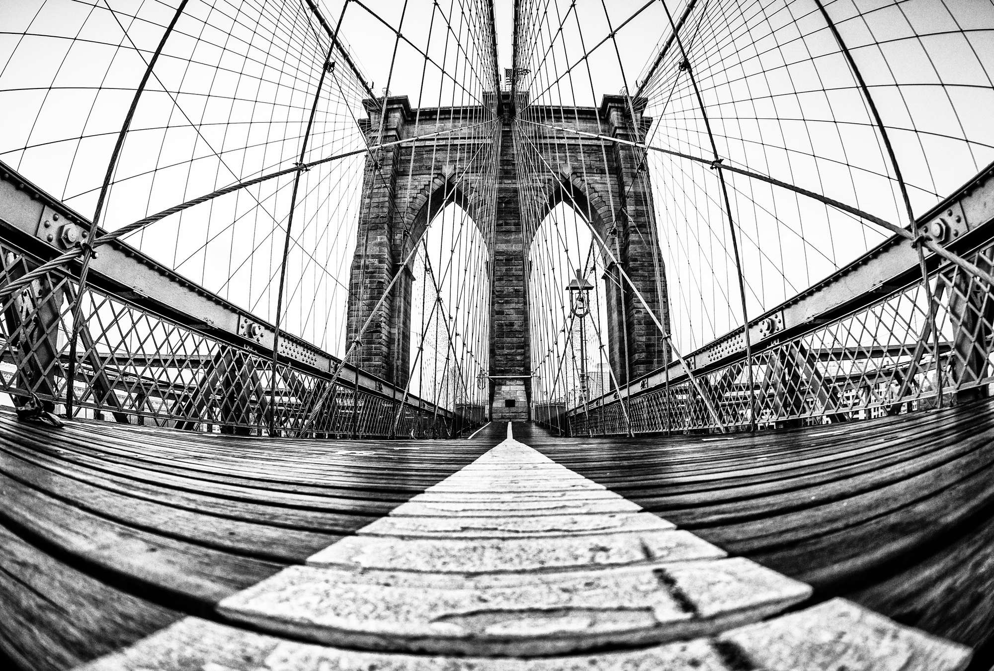             Fototapete Brooklyn Bridge in Schwarz-Weiß – Perlmutt Glattvlies
        