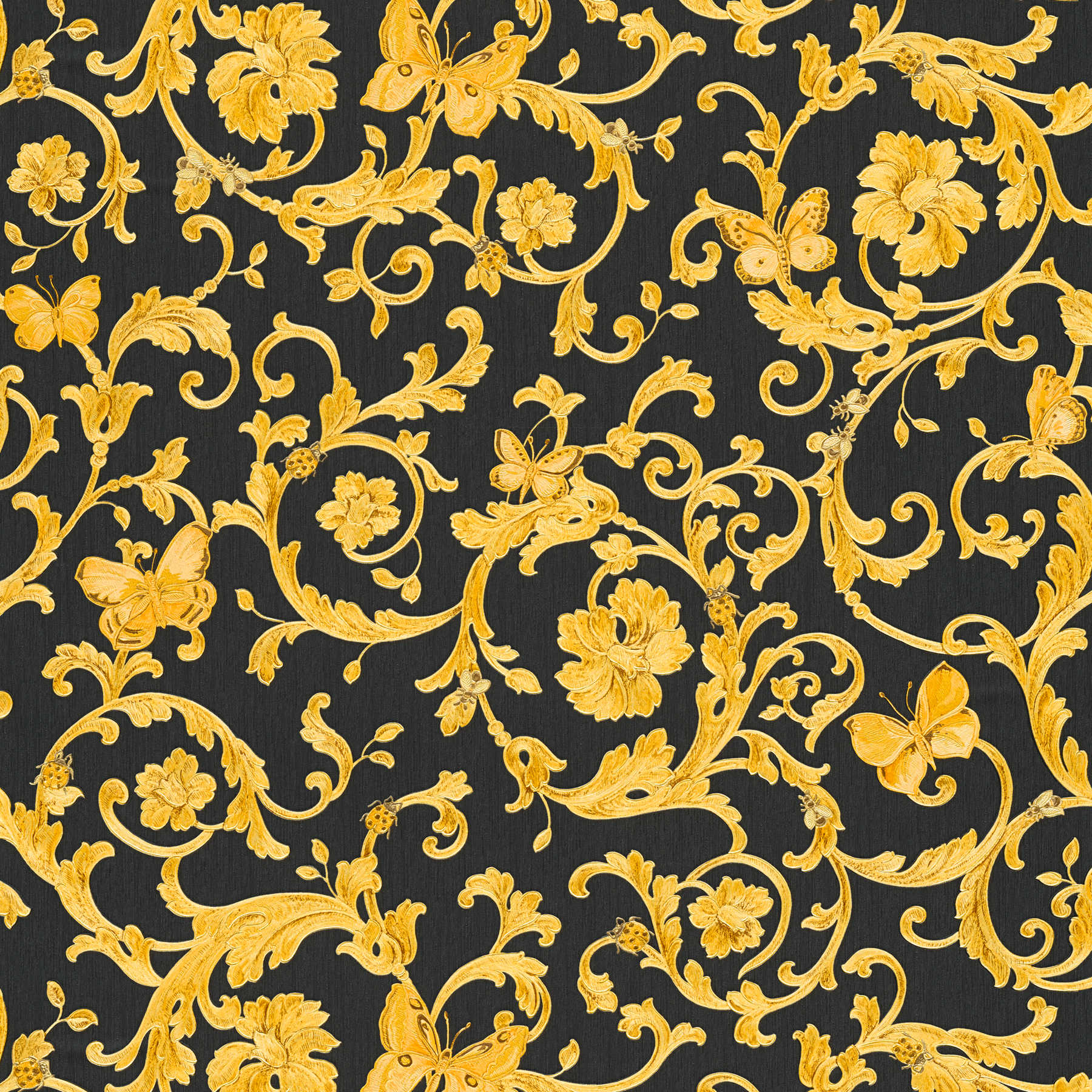         Schwarze VERSACE Tapete mit Gold-Ornamenten & Schmetterling
    