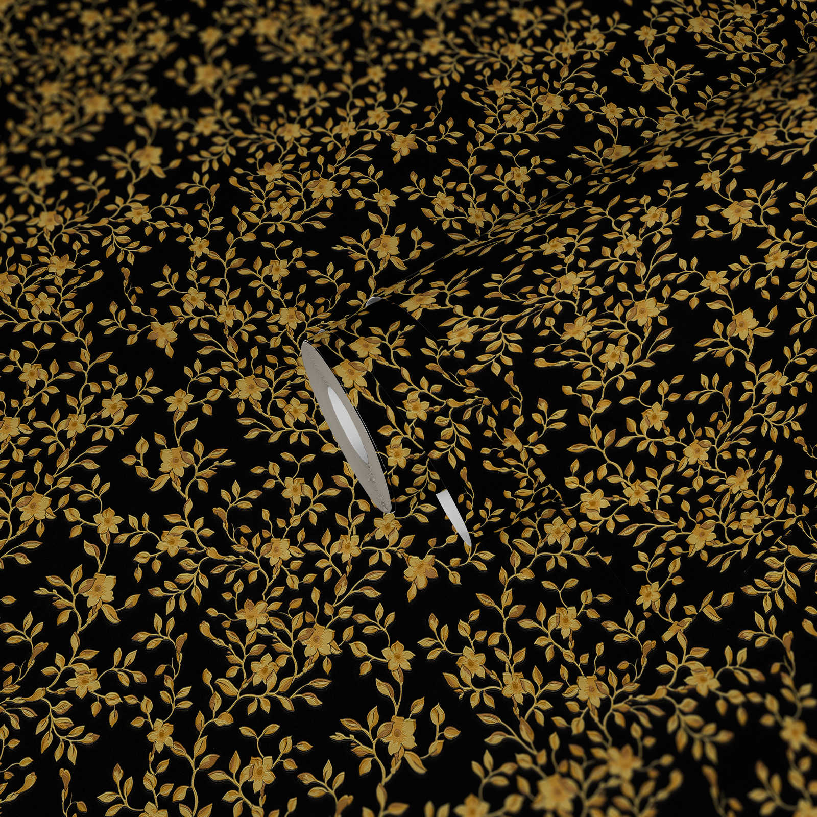             Schwarze VERSACE Tapete mit Gold Blätter & Blumenranken
        