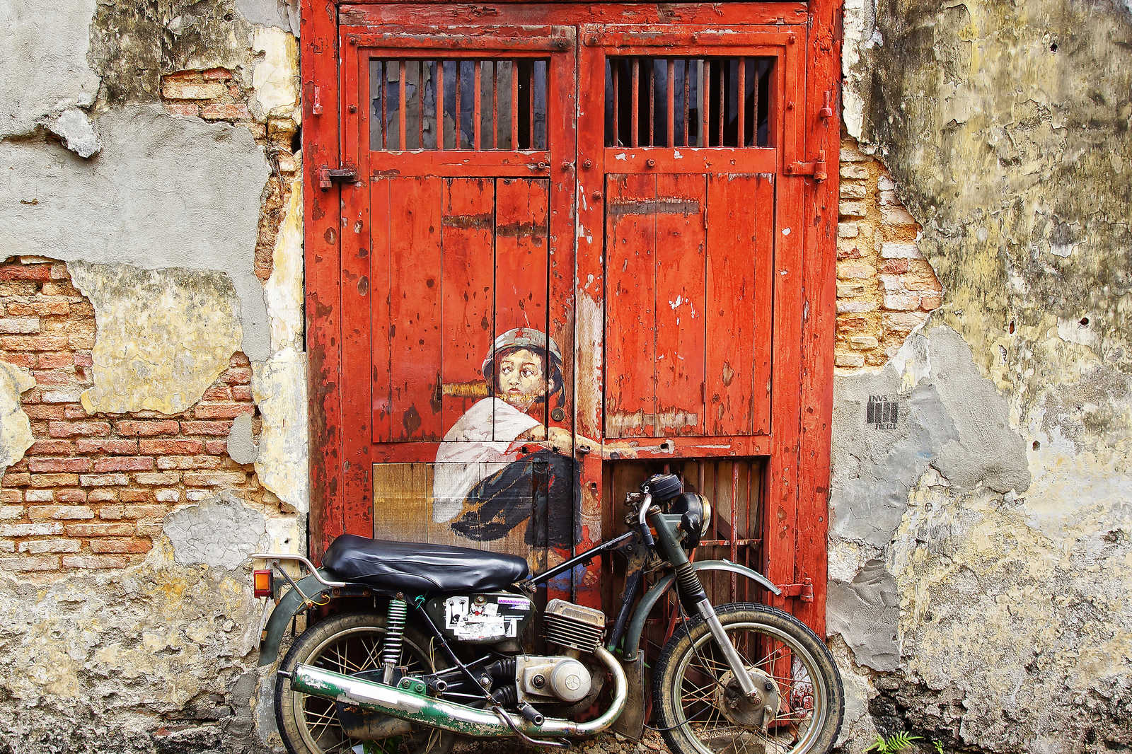             Leinwandbild Vintage Tür mit Mauer & Motorrad – 0,90 m x 0,60 m
        