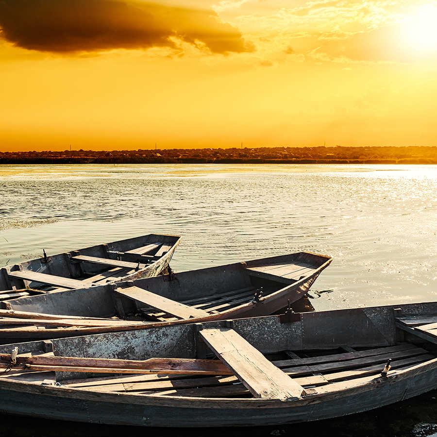 Natur Fototapete Holzboote am See auf Premium Glattvlies
