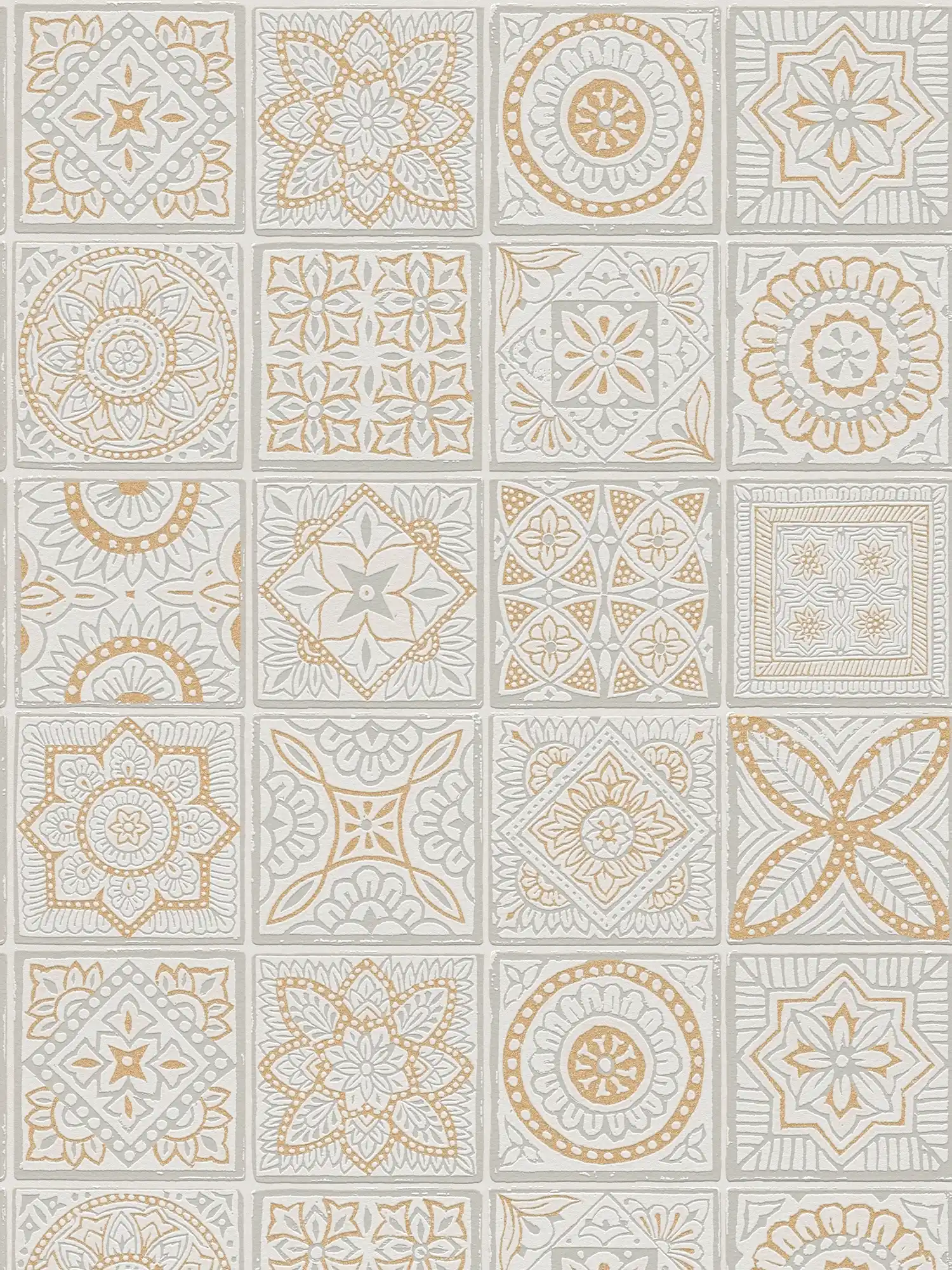 Fliesenoptik Vliestapete mit floralen Mosaiken – Gold, Grau, Weiß
