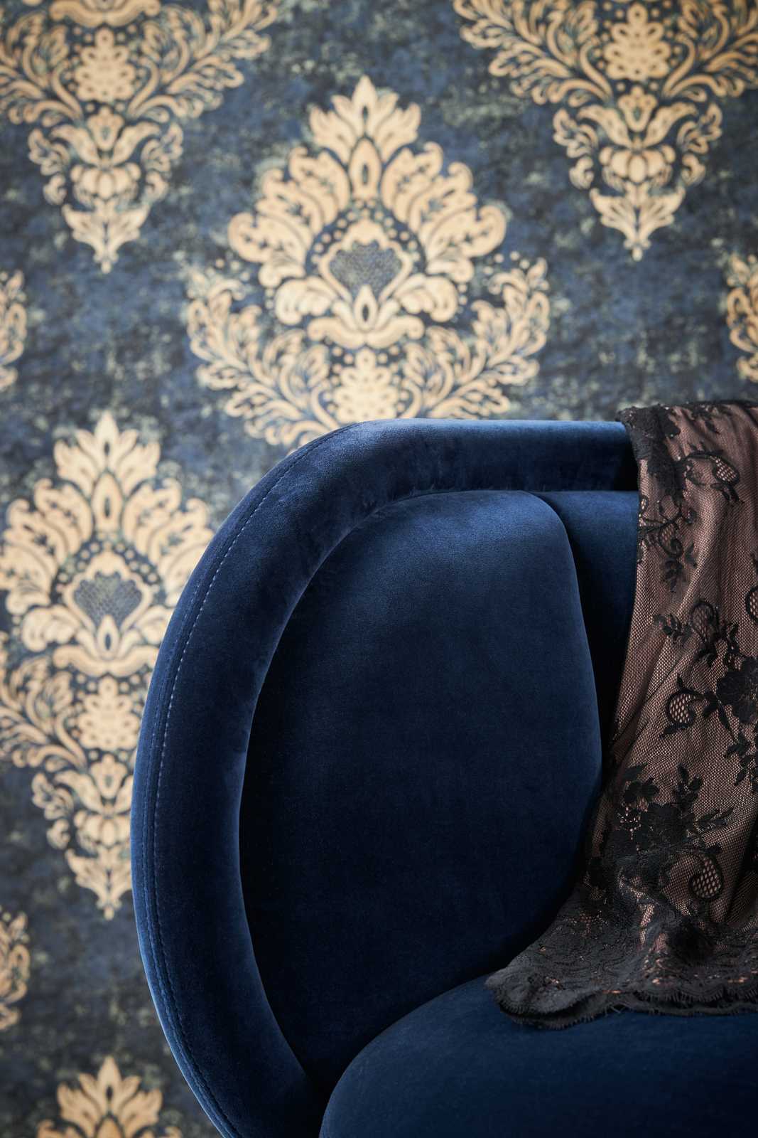             Ornamenttapete mit floralem Stil & Gold-Effekt – Beige, Blau, Braun
        
