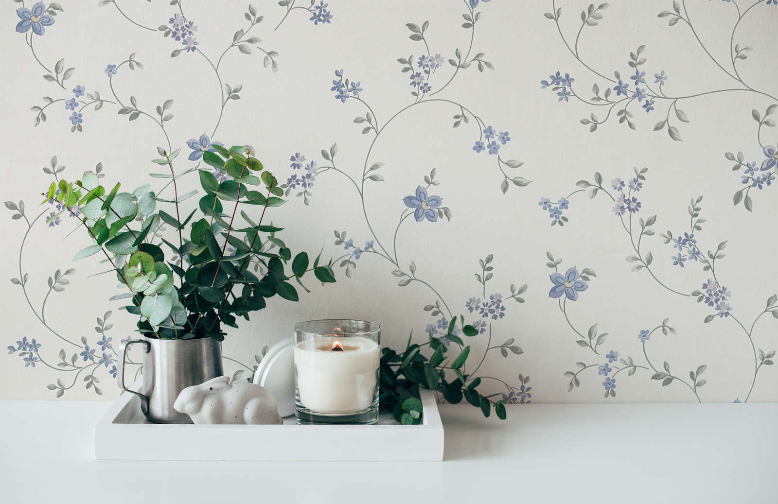             Vliestapete mit Blumenranken im Landhausstil – Creme, Grau, Blau
        