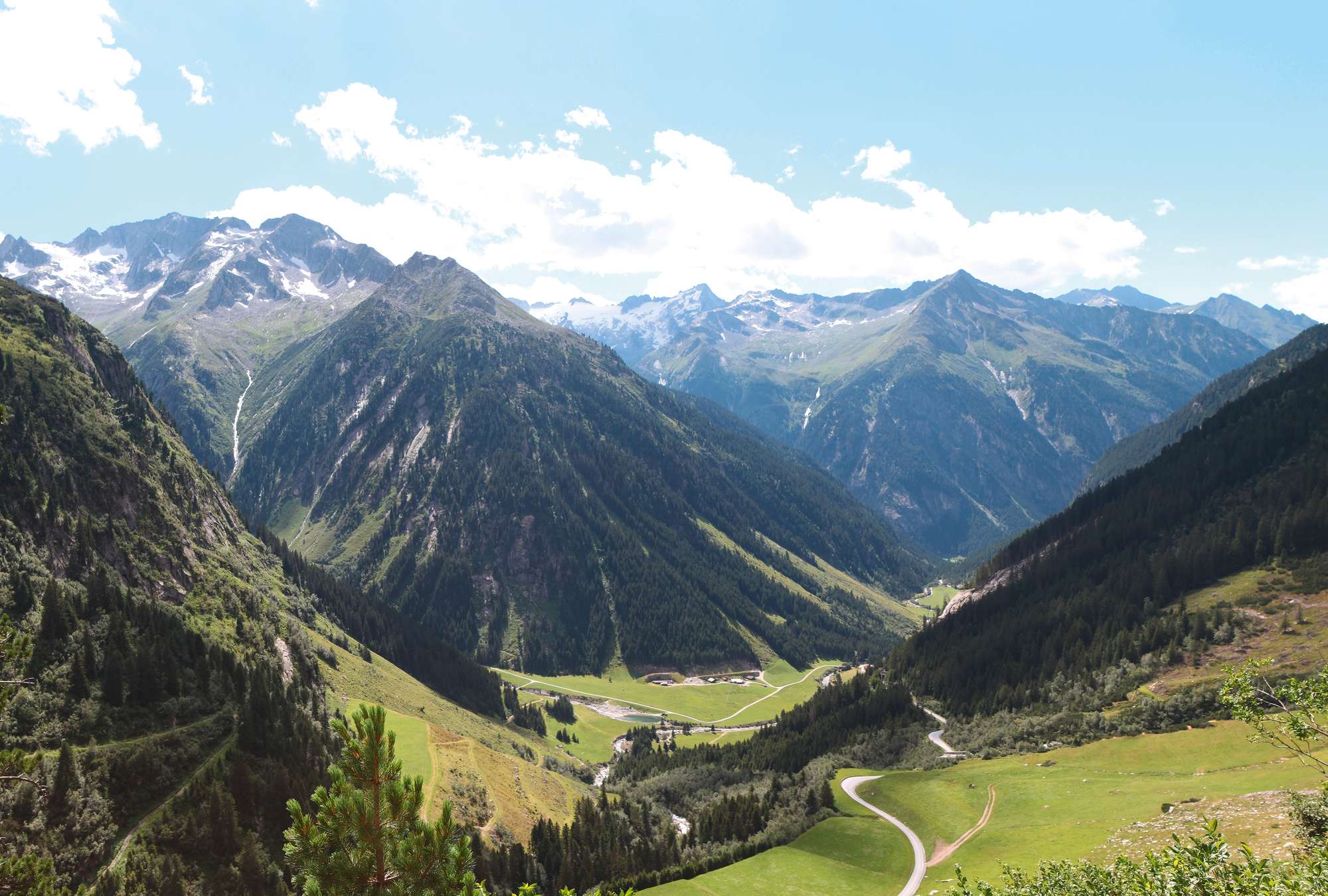             Fototapete mit Alpen – Talblick in Österreich
        