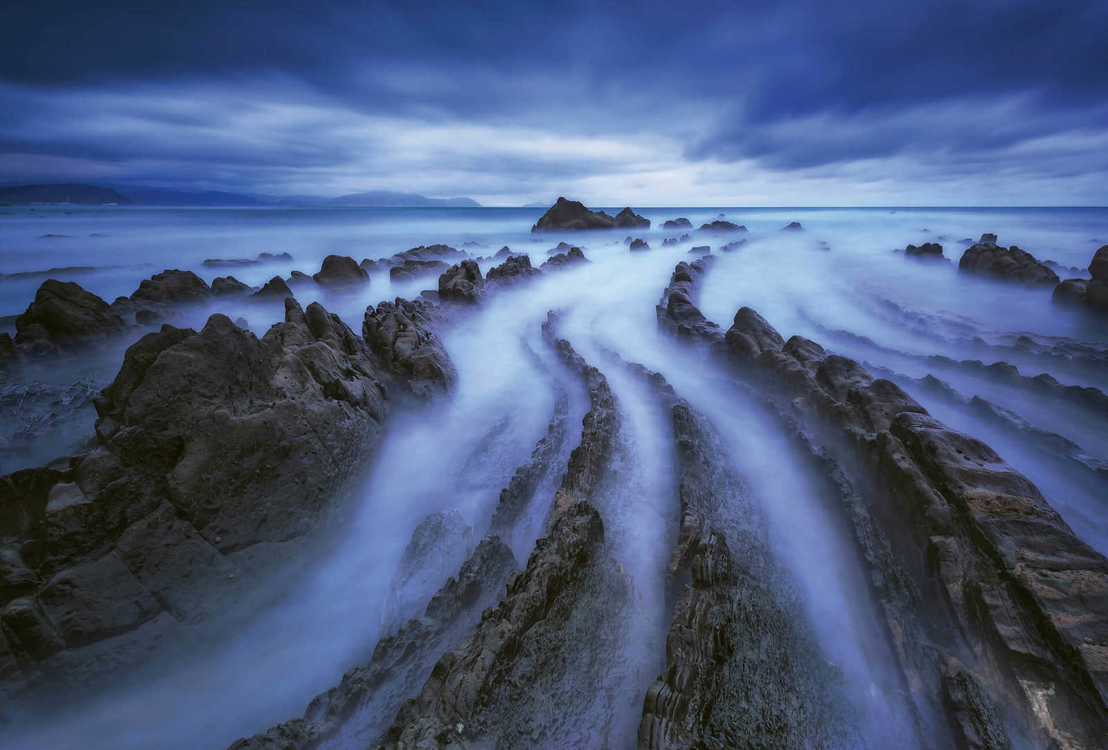             Fototapete Meer mit Nebel – Blau, Grau, Weiß
        