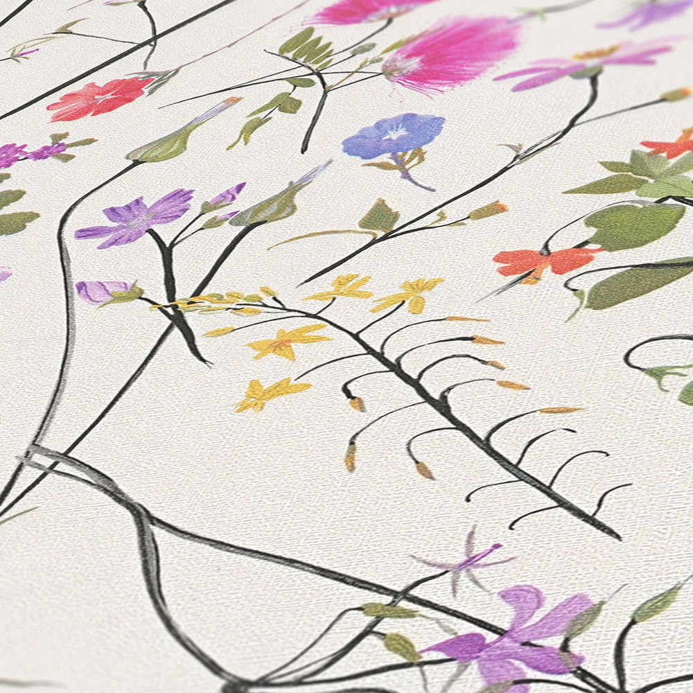             Florale Tapete mit detailliertem Blumenmuster – Creme, Grün, Bunt
        