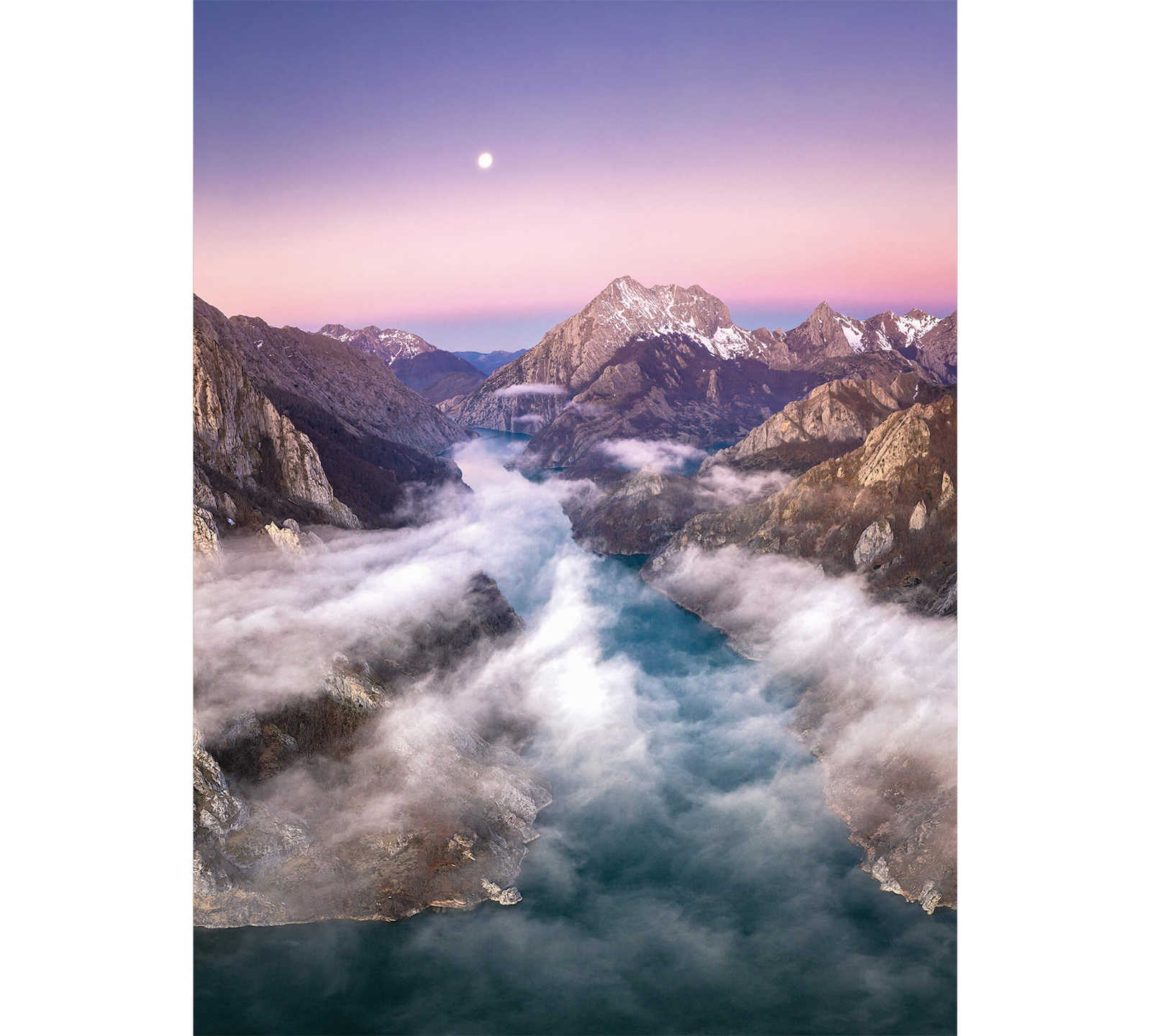schmale Fototapete Berge mit Nebel – Bunt
