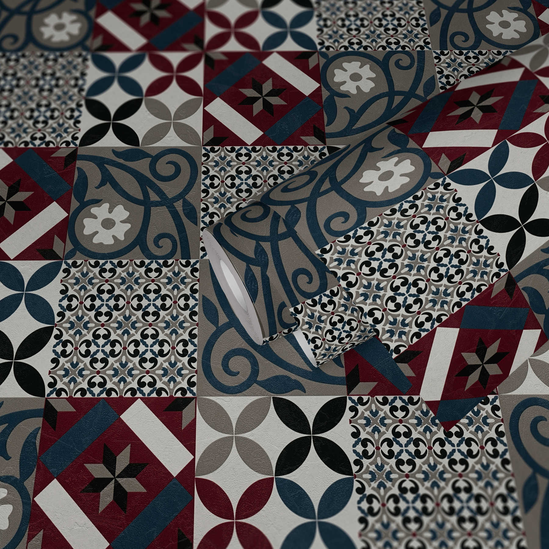             Fliesen-Tapete Mosaik & Blumenmuster – Schwarz, Rot, Blau
        