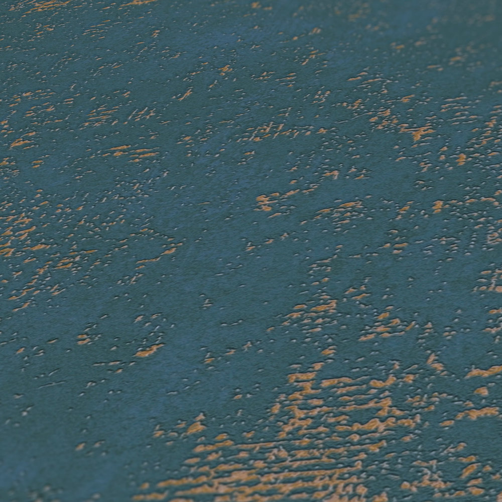             Blaue Tapete mit goldenem Metallic Akzent und Strukturdetails
        