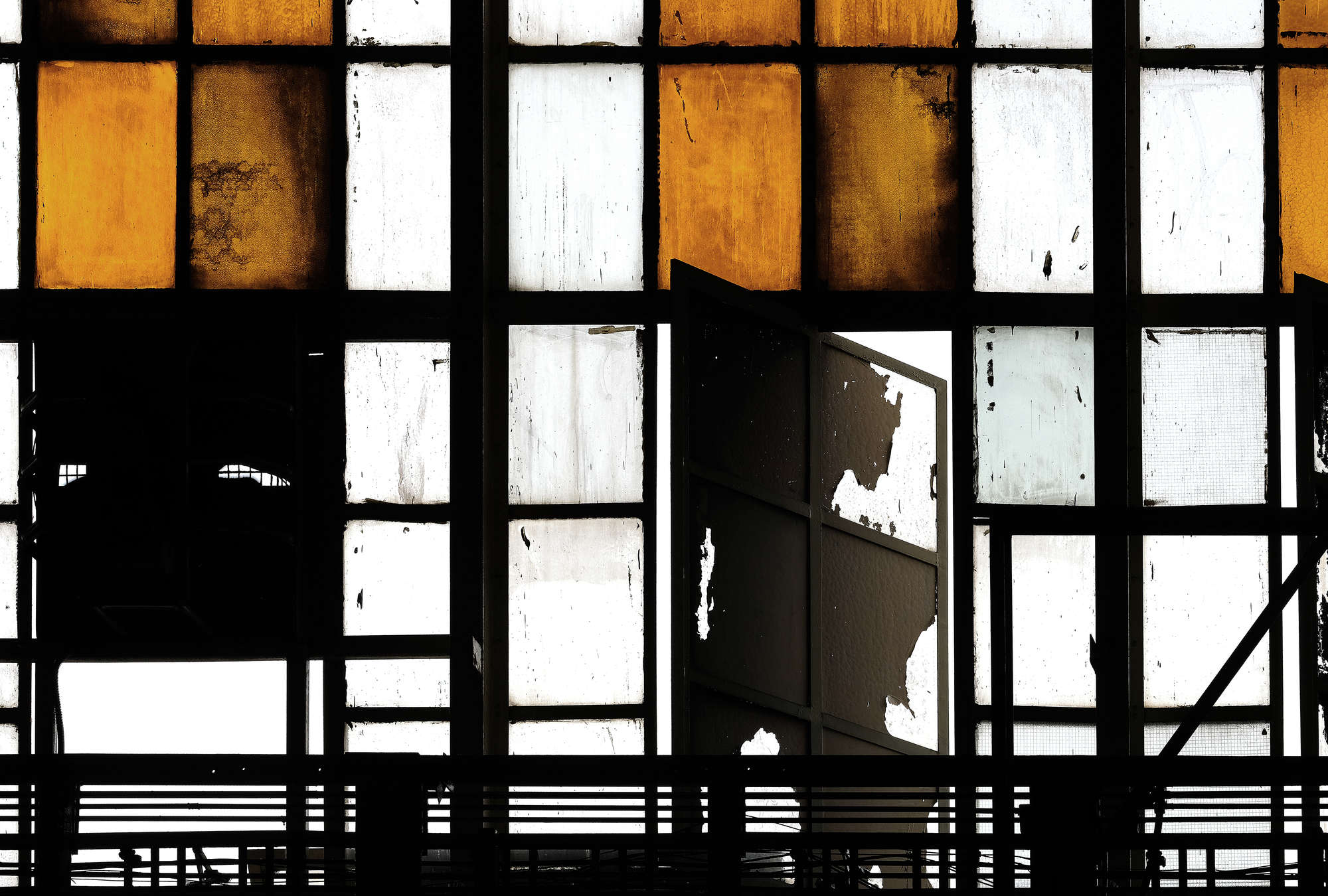             Bronx 2 - Fototapete, Loft mit Buntglas-Fenstern – Orange, Schwarz | Perlmutt Glattvlies
        