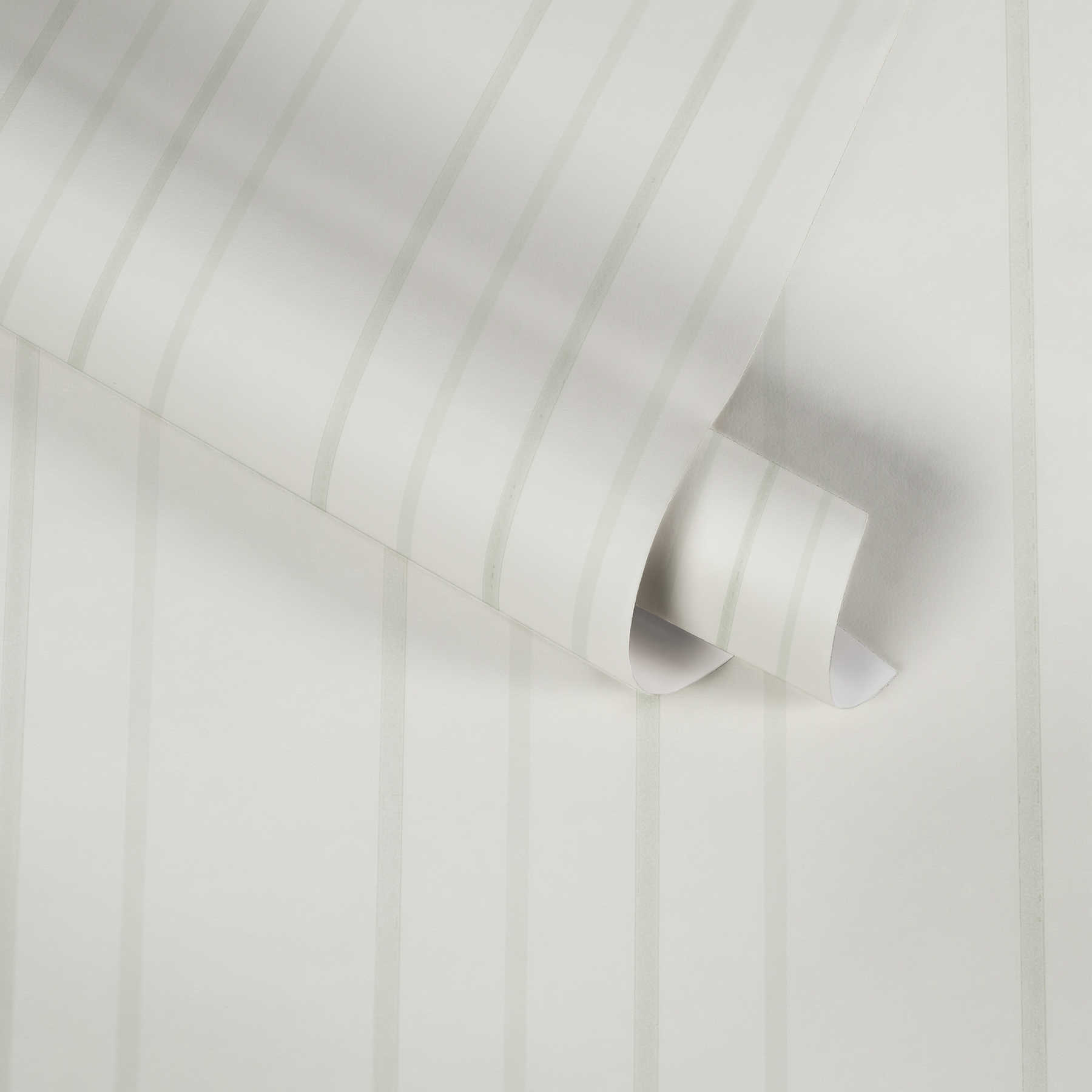             Cremeweiße Tapete mit schmalem Streifen-Muster – Weiß
        