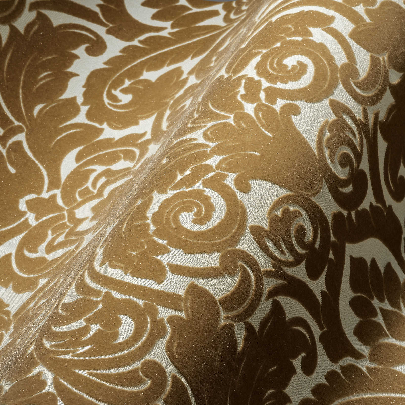             Barock Tapete mit seidigem Flock-Muster in Gold
        