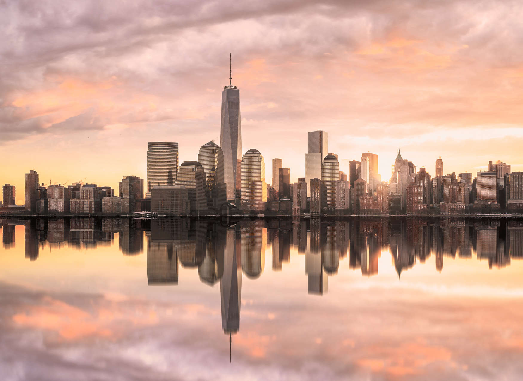             Fototapete New York Skyline am Abend – Grau, Orange, Gelb
        