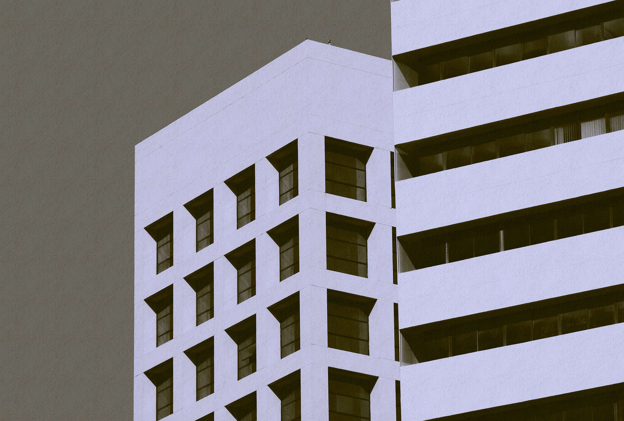             Skyscraper 1 - Fototapete mit Gebäude im Retrolook in Rauputz Struktur – Schwarz, Taupe | Perlmutt Glattvlies
        
