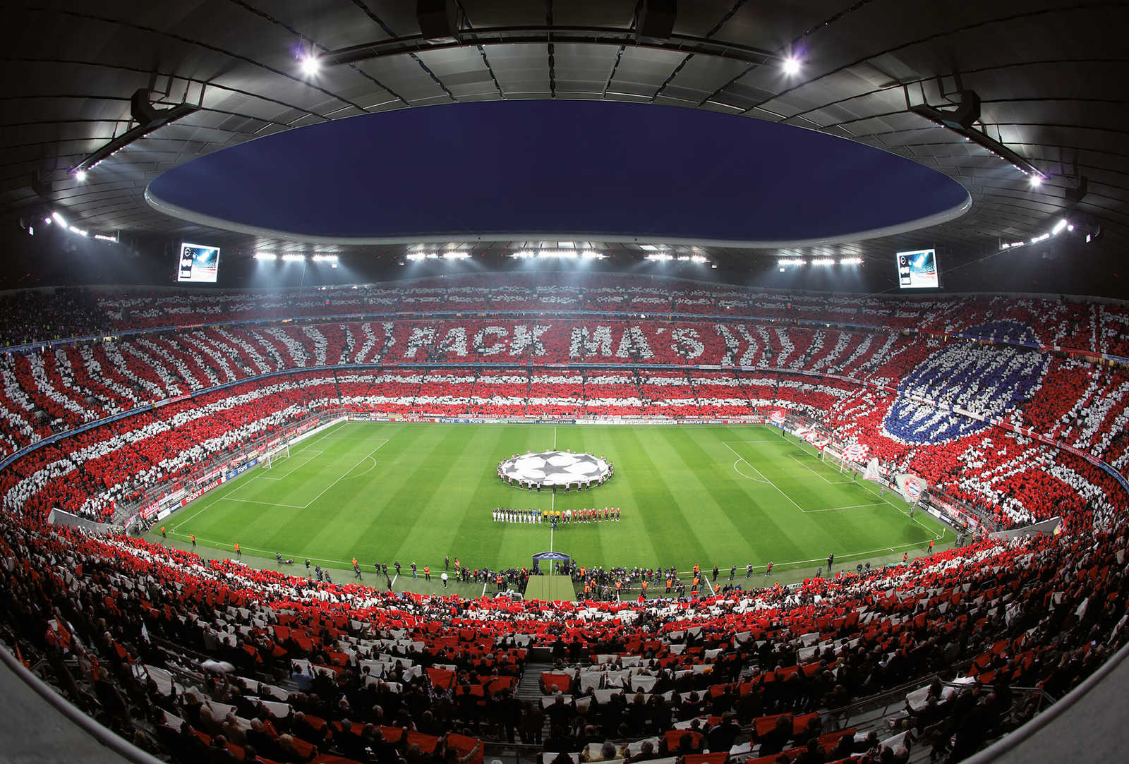             Fototapete FC Bayern Stadion & Fan Choreographie
        
