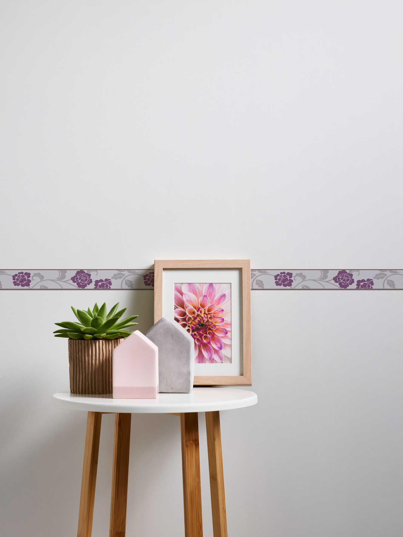             Borte mit Blüten und Blätterranken mit Strukturmuster – Violett, Grau
        