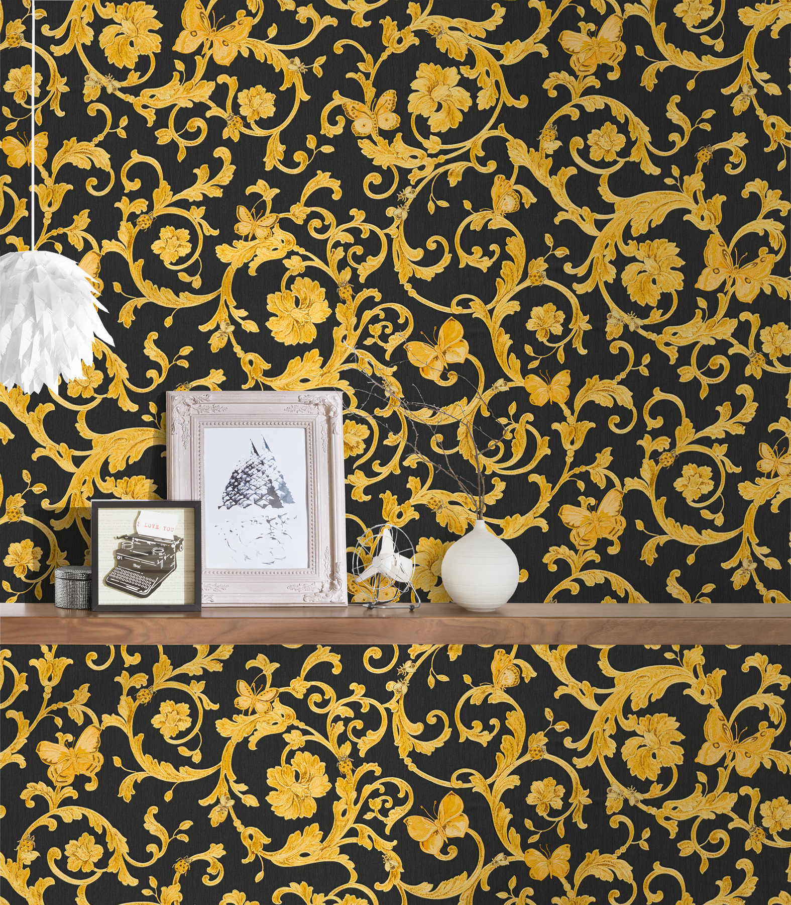             Schwarze VERSACE Tapete mit Gold-Ornamenten & Schmetterling
        