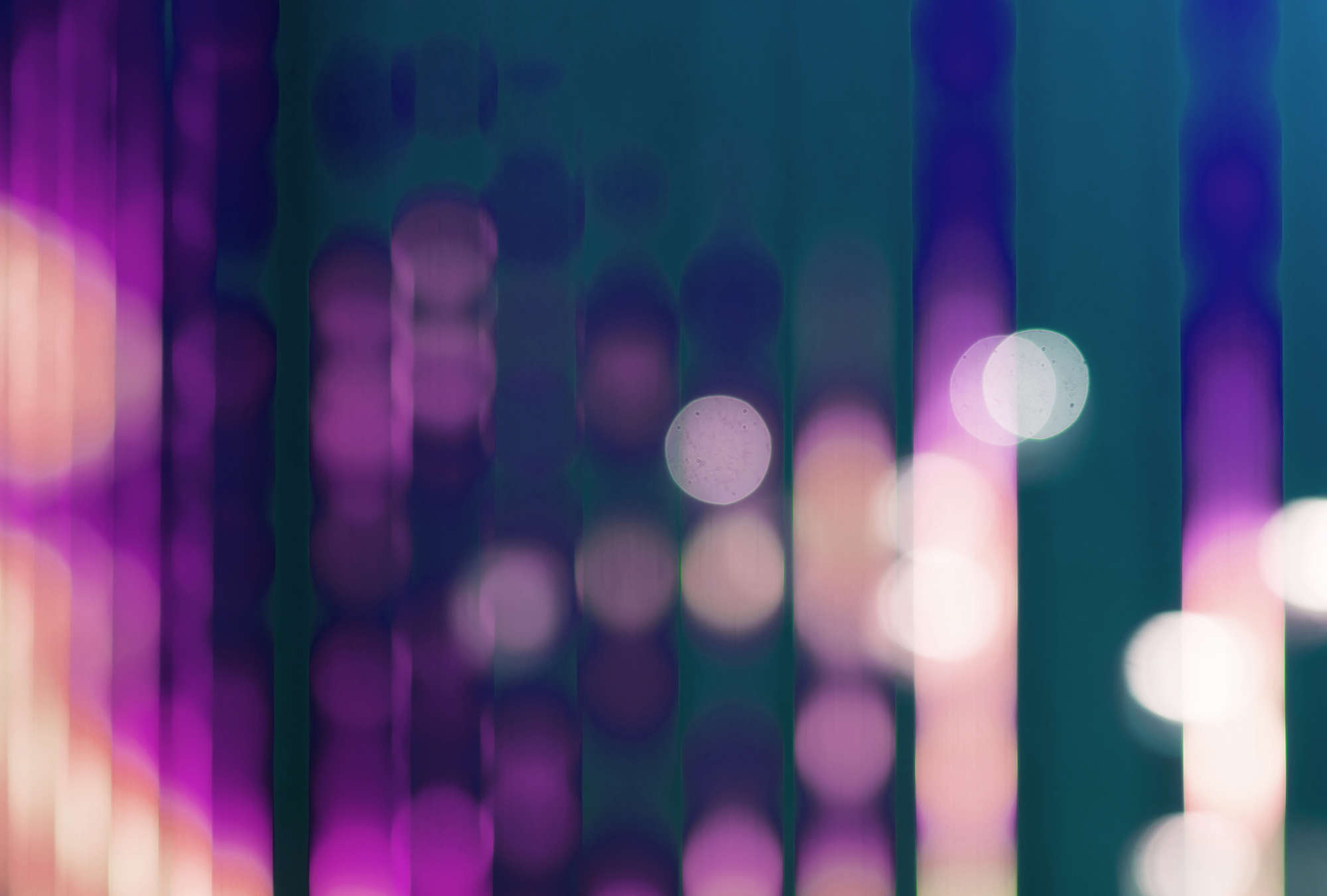             Big City Lights 3 - Fototapete mit Lichtreflexe in Violett – Blau, Violett | Perlmutt Glattvlies
        