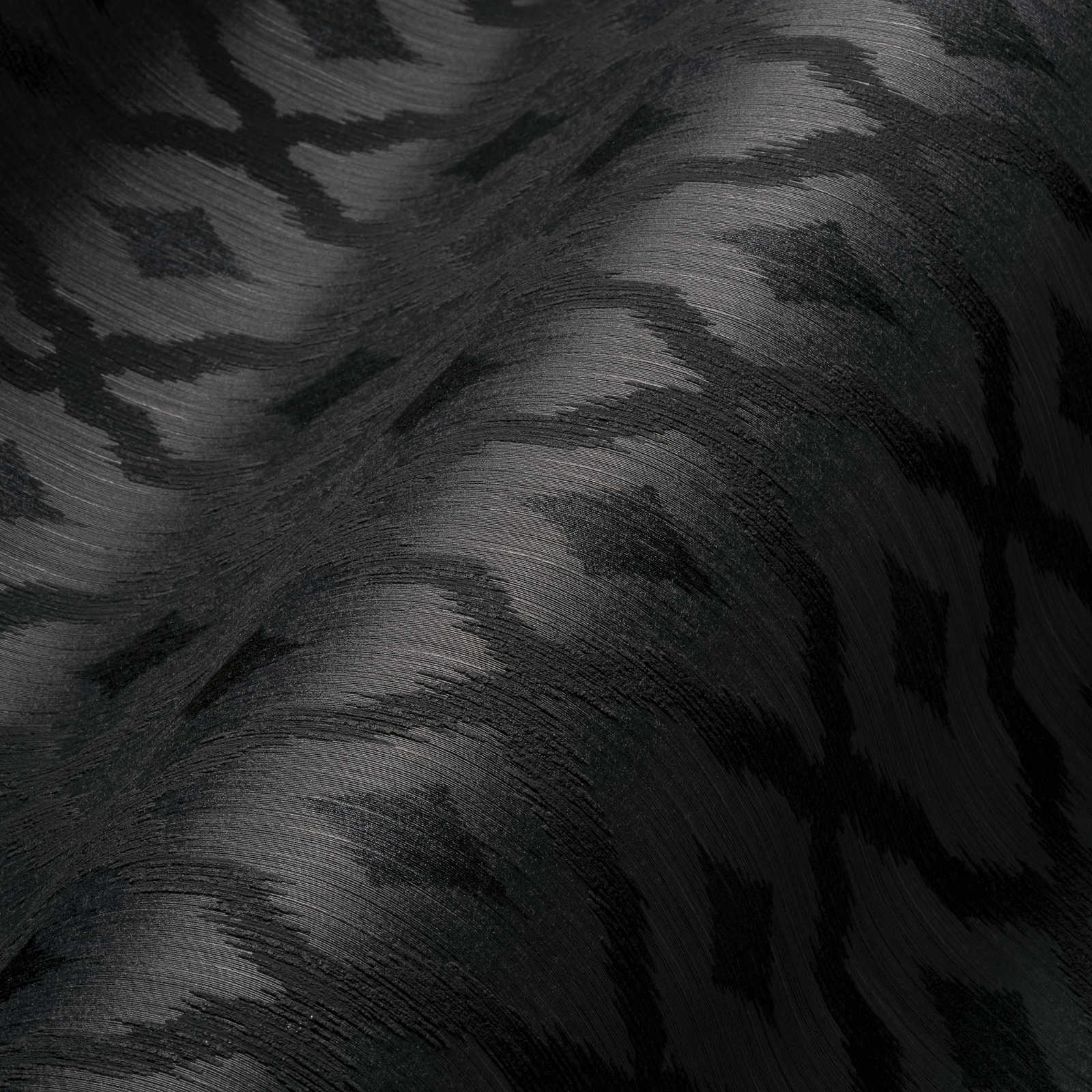             Mustertapete im Ikat Stil mit Textilstruktur – Braun
        