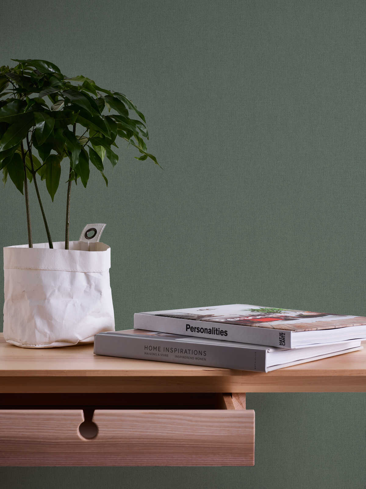             Einfarbige Tapete Tannengrün mit Textilstruktur – Grün
        