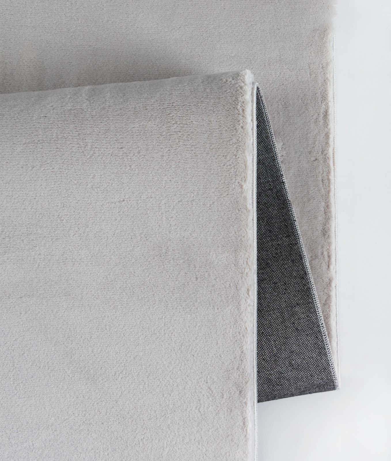             Kuscheliger Hochflor Teppich in sanften Grau – 110 x 60 cm
        