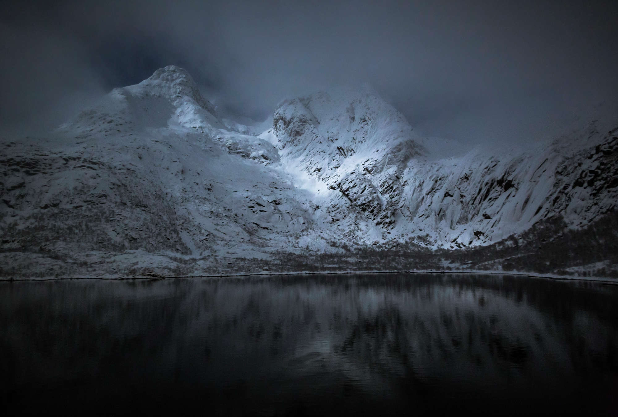             Fototapete Berge & See – Lofoten in Norwegen bei Nacht
        