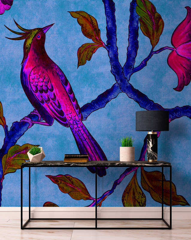             Bird Of Paradis 1 - Digitaldrucktapete in naturleinen Struktur mit Paradiesvogel – Blau, Violett | Perlmutt Glattvlies
        