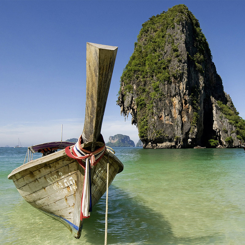 Fototapete Meer mit Boot und Felsen – Strukturiertes Vlies
