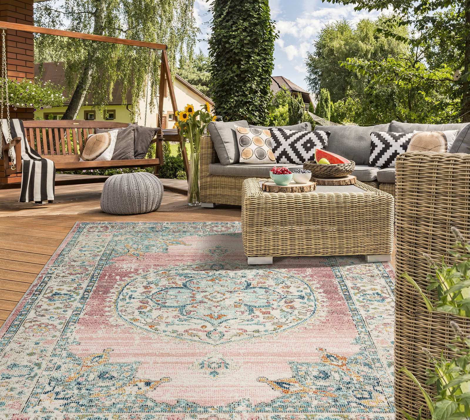             Outdoor Teppich aus Flachgewebe mit Pinken Akzenten – 340 x 240 cm
        